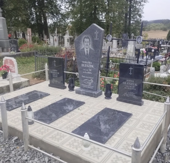 Памятник двойной 158
